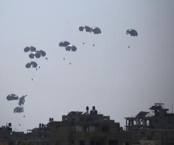 Lanzamiento de ayuda humanitaria a Palestina. / Foto: AFP.