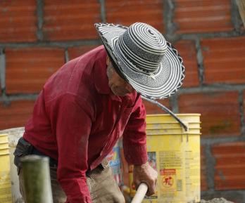 Economía colombiana muestra signos positivos pese a desafíos fiscales