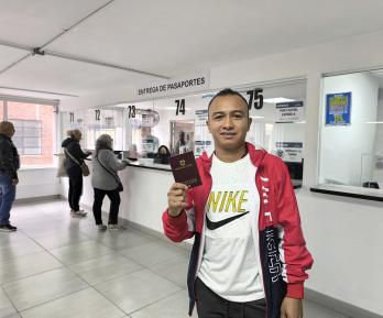 Persona con pasaporte en su mano.