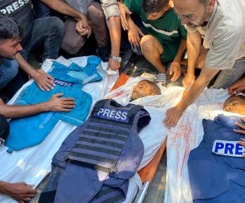 La gente llora los cuerpos de los periodistas palestinos Moaz Abu Taha (izq.), el fotoperiodista Hussam al-Masri, contratista de Reuters, (centro), y el fotoperiodista de Al-Jazeera Mohamed Salama, (der.), que murieron en un ataque israelí contra el hospital Nasser en Khan Yunis, en el sur de la Franja de Gaza.