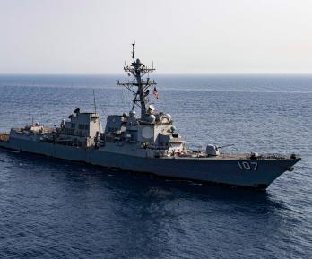 Esta fotografía facilitada por el Servicio de Distribución de Información Visual de Defensa de EE. UU. (DVIDS) muestra al destructor lanzamisiles clase Arleigh Burke USS Gravely (DDG 107) de la Armada de EE. UU.