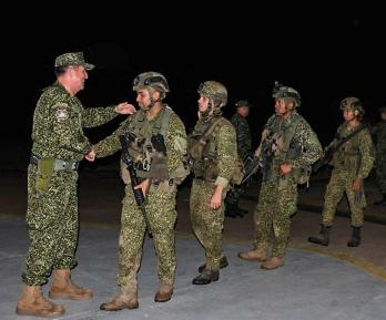 comandante de las Fuerzas Armadas de Colombia, almirante Francisco Cubides, estrecha la mano a soldados del ejército tras su liberación en San José del Guaviare.