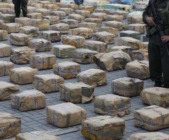 Policía custodia cargamento de marihuana decomisado.