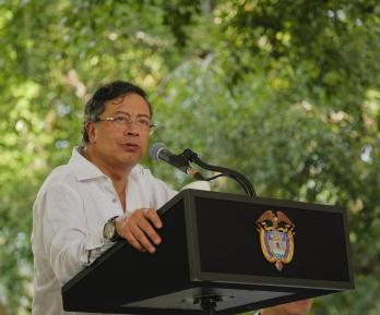 Presidente propone que "los más ricos" paguen deuda de subsidios a combustibles en nueva reforma tributaria