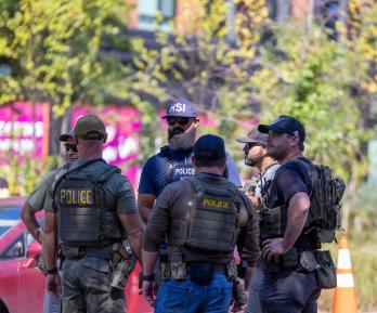 La policía metropolitana de Washington D. C., agentes del ICE y del HSI establecen un control de carretera y comprueban si los conductores han cometido infracciones en Georgia Avenue.