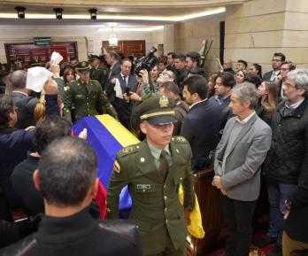 Esposa de Miguel Uribe pide justicia en emotiva despedida en el Congreso de la República