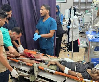 Los médicos operan la pierna herida de un paciente que se encuentra en la sala de traumatología del Complejo Médico Nasser en Khan Yunis, en el sur de Gaza.