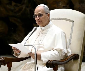 El papa León XIV pronuncia su discurso durante la audiencia general en la Sala Pablo VI del Vaticano.