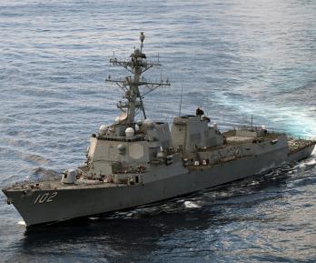 El destructor lanzamisiles USS Sampson navega cerca de la costa colombiana en el océano Pacífico.