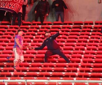 Disturbios en el estadio de Independiente. / Foto: AFP.