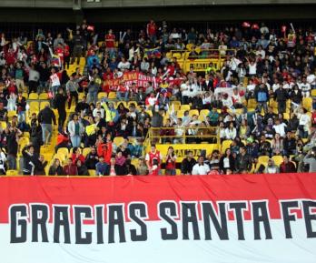Santa Fe jugará sin público por insultos racistas de su hinchada