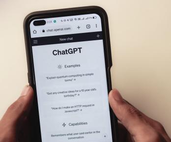 Familia de joven que murió culpa a ChatGPT: "pasó de compañía para su ansiedad a entrenador de suicidio"