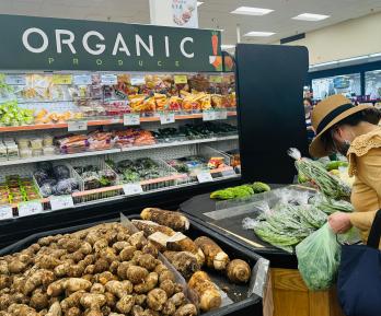 Una mujer compra productos frescos en un supermercado de Alhambra, California, en septiembre.