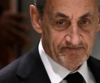 El expresidente francés Nicolas Sarkozy abandona el Tribunal de París tras conocerse el veredicto de su juicio por financiación ilegal de su campaña presidencial de 2007 con fondos procedentes de Libia.