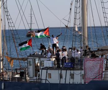 El primer barco «Sirius» de una flotilla civil, que transporta activistas pro palestinos y ayuda humanitaria y cuyo objetivo es romper el bloqueo israelí de la Franja de Gaza, zarpa del puerto de Barcelona.