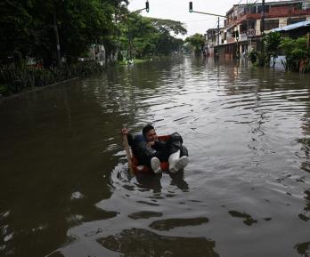 Persona en medio de inundación.
