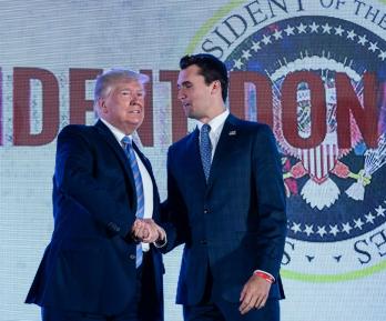 Charlie Kirk junto a Donald Trump