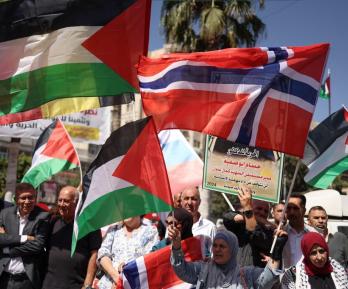 Palestinos de Cisjordania marchan para celebrar el reconocimiento de su Estado