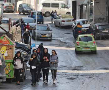 Estudiantes palestinos caminan por una calle del campo de refugiados de Shuafat, en Jerusalén Este. 
