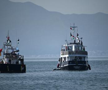 Un barco (R), conocido como «La Familia» y que forma parte de la Flotilla Global Sumud, está anclado frente a la costa del pueblo de Sidi Bou Said. 
