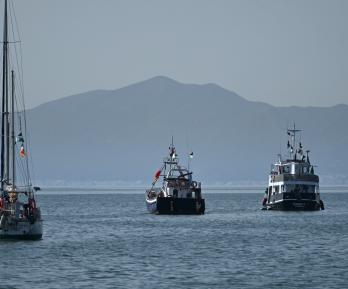Un barco (R), conocido como «La Familia» y que forma parte de la Flotilla Global Sumud, está anclado frente a la costa del pueblo de Sidi Bou Said. 