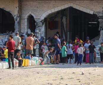 Los palestinos desplazados por el conflicto hacen cola para recoger agua en el complejo residencial Hamad City, construido por Catar, en el noroeste de Jan Yunis, en el sur de la Franja de Gaza.