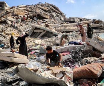 Palestinos registran los escombros de la torre al-Ghafari tras su destrucción por los ataques aéreos israelíes en la ciudad de Gaza el 15 de septiembre de 2025. El ejército israelí había anunciado el 9 de septiembre que actuaría con «gran fuerza» en la ciudad de Gaza y ordenó a los residentes que abandonaran la zona, al tiempo que intensificaba su mortífero asalto al mayor centro urbano del territorio palestino.  Traducción realizada con la versión gratuita del traductor DeepL.com
