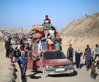 Los palestinos desplazados se desplazan con sus pertenencias hacia el sur por una carretera en la zona del campo de refugiados de Nuseirat, en el centro de la Franja de Gaza, tras las nuevas órdenes de evacuación de Israel para la ciudad de Gaza.