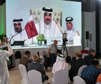 Los periodistas siguen el discurso del emir de Catar, el jeque Tamim bin Hamad Al-Thani, en el centro de prensa, durante la inauguración de la cumbre árabe-islámica de emergencia de 2025 en Doha. 