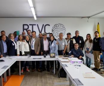 Hollman Morris junto a extrabajadores de Inravisión. / Foto: RTVC.