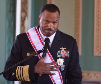 El jefe del Comando Sur de los Estados Unidos, almirante Alvin Holsey, gesticula tras ser condecorado con la Orden al Mérito del Comando de las Fuerzas Militares «Gral. Div. Bernardino Caballero» en el grado de Gran Cruz en el Palacio de Gobierno de Asunción.
