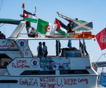 Miembros del grupo de barcos de la Flotilla Global Sumud hacia Gaza se ven amarrados en la pequeña isla de Koufonisi, al sur de la isla de Creta.