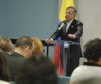 Petro denuncia intento de censura tras requerimiento de la CRC