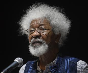 El escritor nigeriano Wole Soyinka habla durante una conferencia para conmemorar el 50 aniversario del fin de la Guerra Civil de Nigeria en Lagos. 