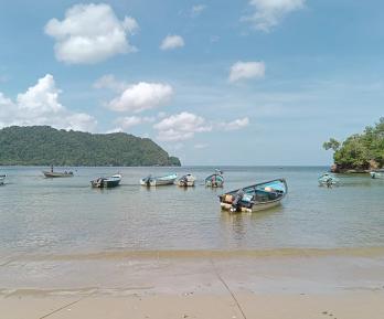 Se ven barcos en la costa de La Cueva Bay, en la costa norte de Trinidad y Tobago.