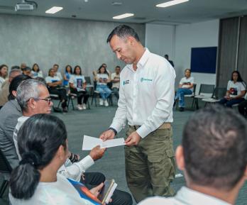 Con profundo respeto, el ministro @PedroSanchezCol  entregó cartas de condolencias a 21 familias víctimas de ejecuciones extrajudiciales en Casanare. Cada carta fue más que un gesto protocolario: representó un acto de humanidad, un mensaje de reconocimiento y de verdad frente a un dolor que nunca debió existir.