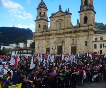 unto a miles de ciudadanos que llenaron la Plaza de Bolívar en Bogotá en una gran concentración en respaldo al presidente Petro