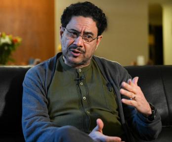 El senador colombiano Iván Cepeda habla durante una entrevista con la AFP en su apartamento de Bogotá.