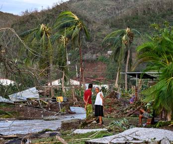 Una familia de la localidad de El Cobre, en la provincia de Santiago de Cuba, permanece en su casa destruida tras el paso del huracán Melissa.