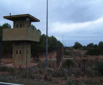 Torre de vigilancia y cercado de separación en la Base Militar extranjera como quiere instalar Daniel Noboa