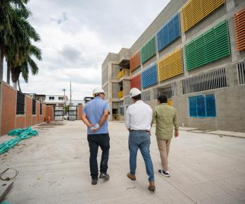 Con inversión de más de $42 mil millones del Ministerio de Educación, El FFIE mejora tres colegios de Cali para ampliar aulas, comedores y espacios modernos de aprendizaje. 