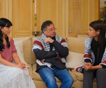 Petro con Luna Barreto y Manuela Bedoya. / Foto: Presidencia.