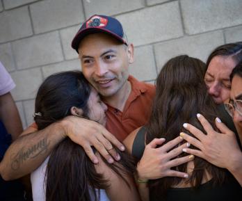 Los colombianos, 16 hombres y una mujer, ingresaron al país por el puente internacional Atanasio Girardot, en Norte de Santander, donde fueron recibidos por sus familias y sometidos a controles médicos y migratorios.