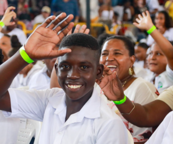grupo de jovenes estudiantes afro reunidos en un encuentro 