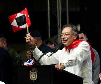 Presidente explica la bandera. / Foto: Presidencia.