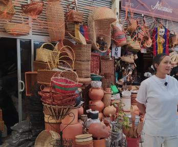 Venta de artesanías, plaza distrital de mercado del doce de octubre