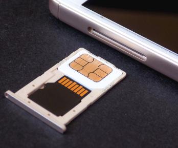 Investigan a Tigo, Claro, Movistar y WOM por fallas que habrían facilitado fraudes con la reposición de tarjetas SIM 