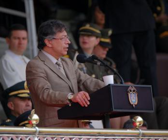 El primer mandatario denunció vínculos entre disidencias de Iván Mordisco, narcotráfico y extrema derecha, y afirmó que menores son usados como combatientes en negocios ilegales con coltán.