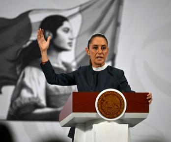 La presidenta de México, Claudia Sheinbaum, habla durante su rueda de prensa diaria, en la que anunció avances en la organización de la próxima Copa Mundial de la FIFA 2026.