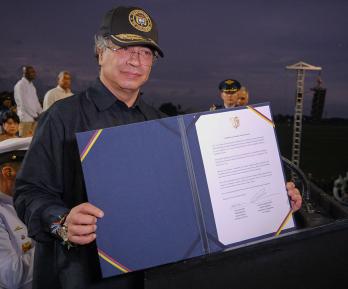 Colombia firma histórico acuerdo con Suecia para adquirir 17 aviones de combate Gripen